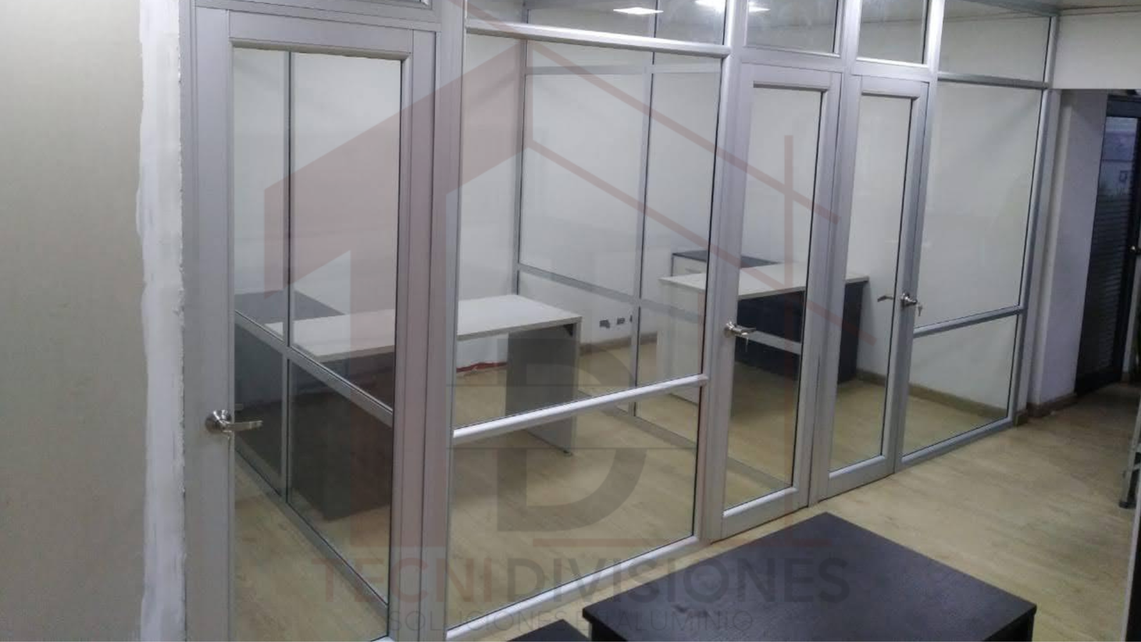 Divisiones de oficina en aluminio con vidrio y cubículos corporativos instalados en Bogotá.