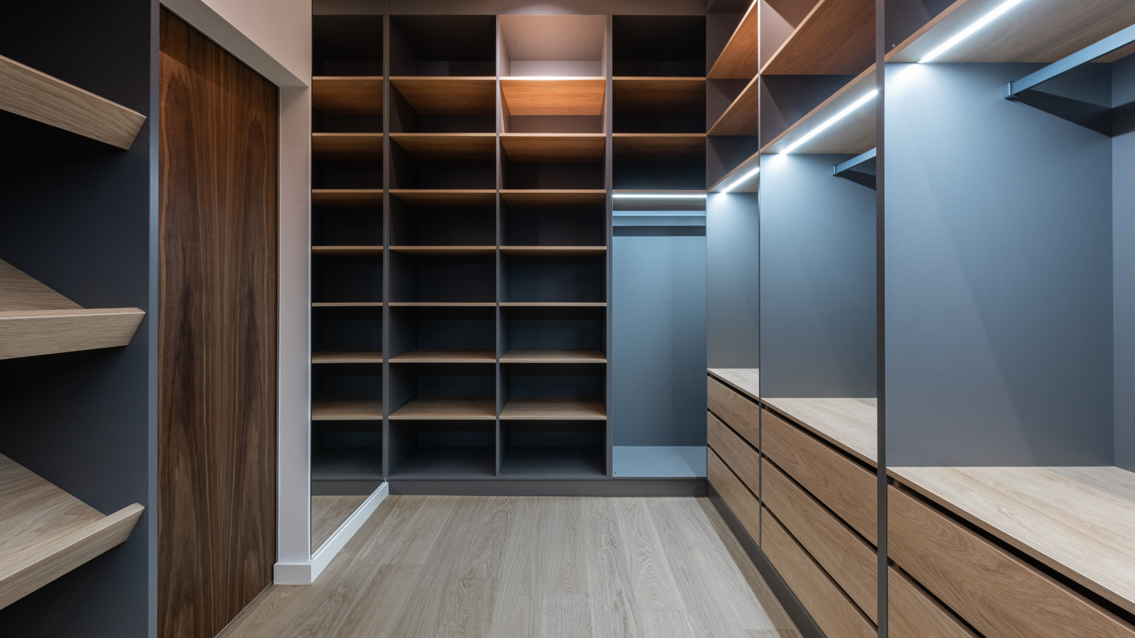 Closet moderno en madera con diseño minimalista y espacios organizados, instalado en Bogotá.