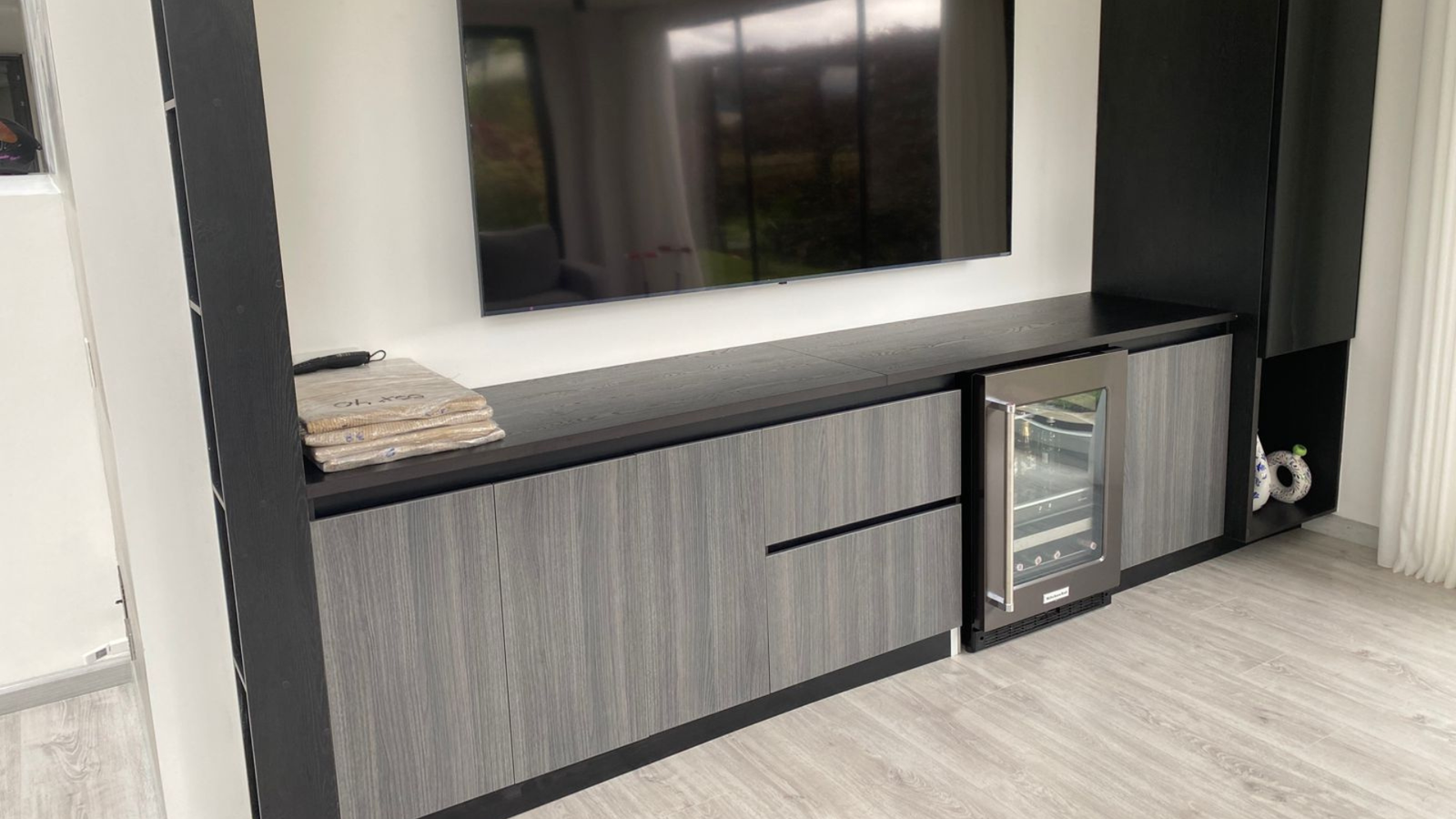 Mueble para televisor con espacio para minibar y repisas abiertas