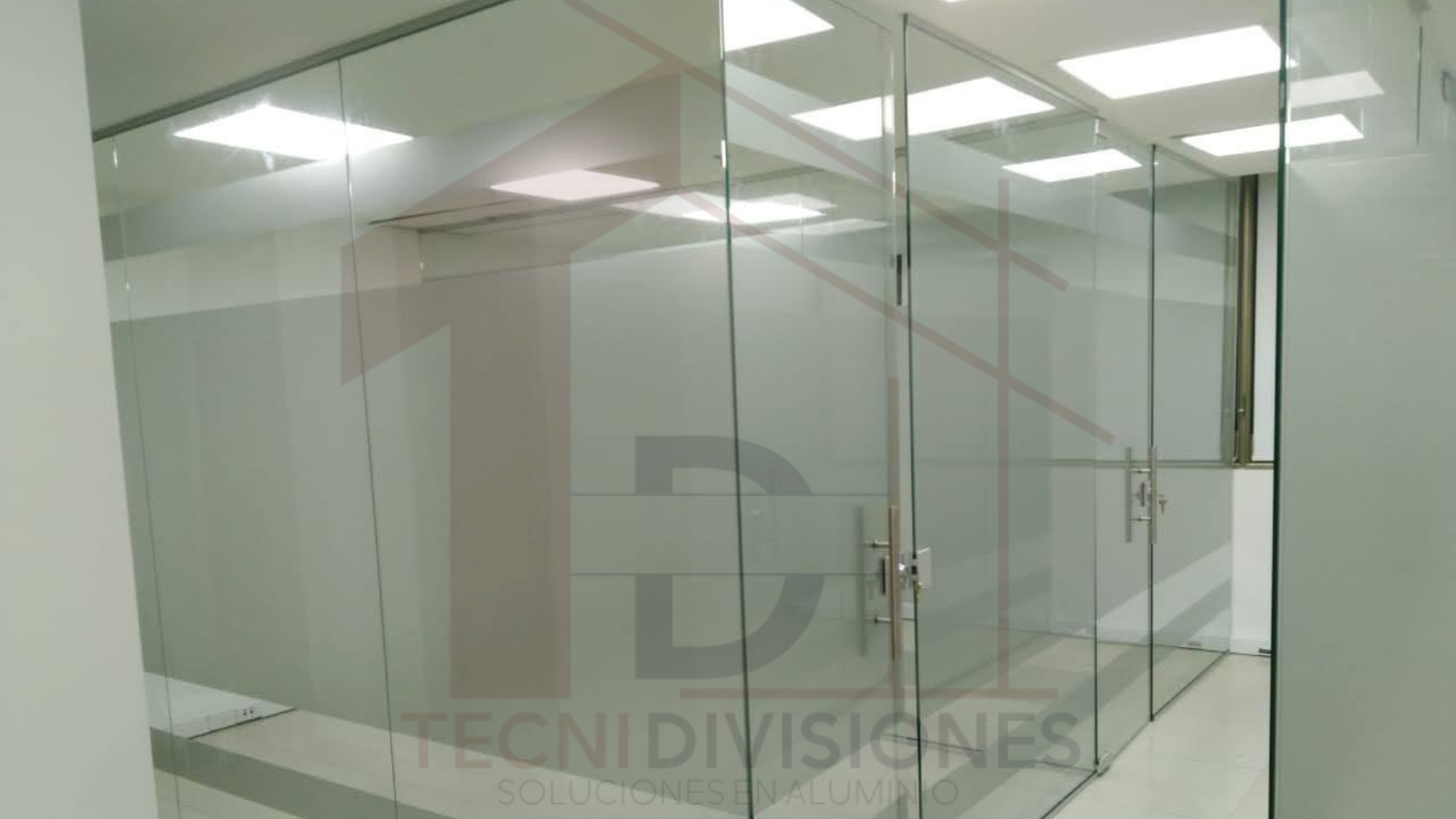Divisiones de oficina en vidrio templado con puertas abatibles y diseño moderno en Bogotá.