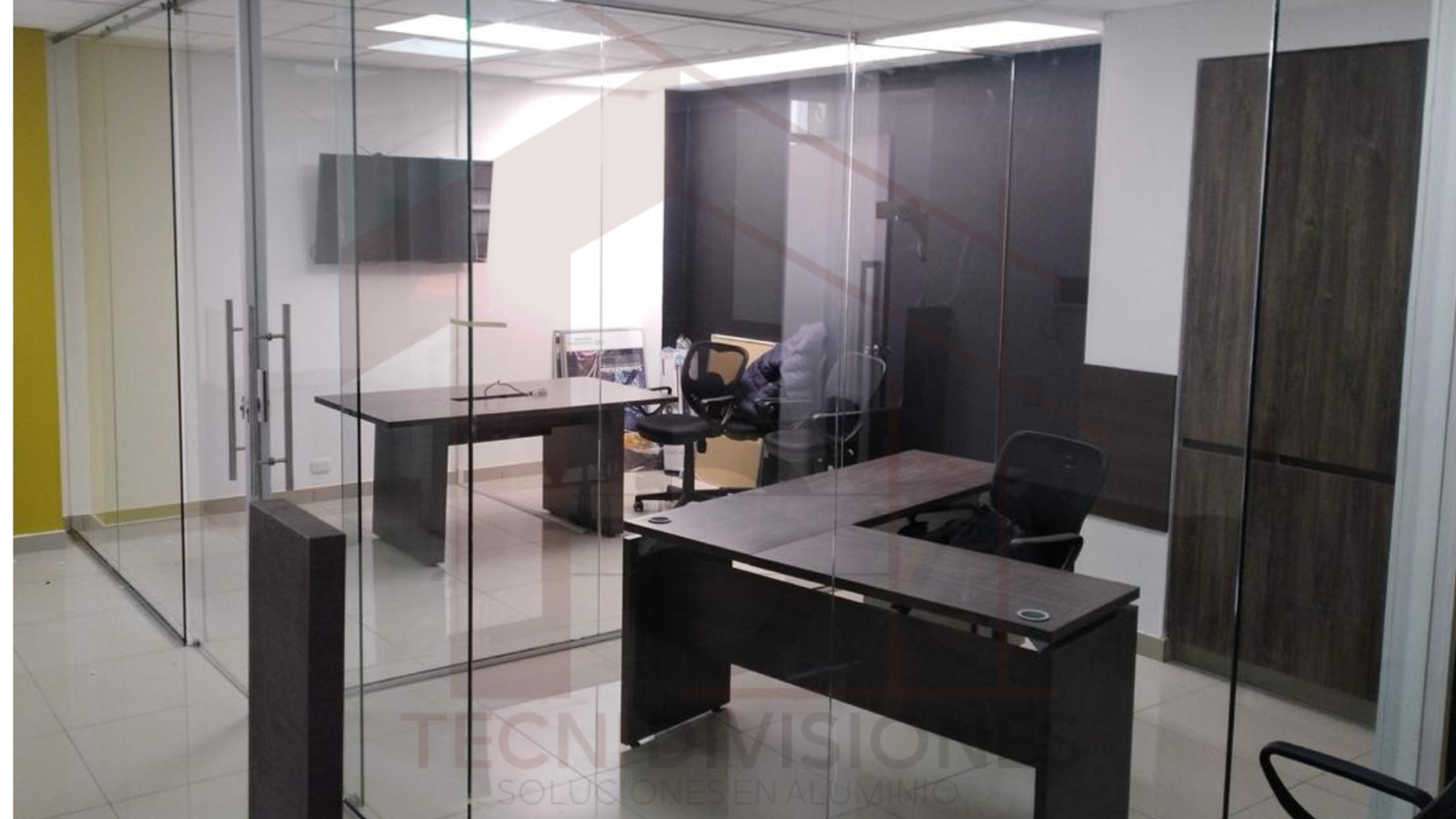 división de oficina en vidrio templado y aluminio para maximizar espacio de trabajo