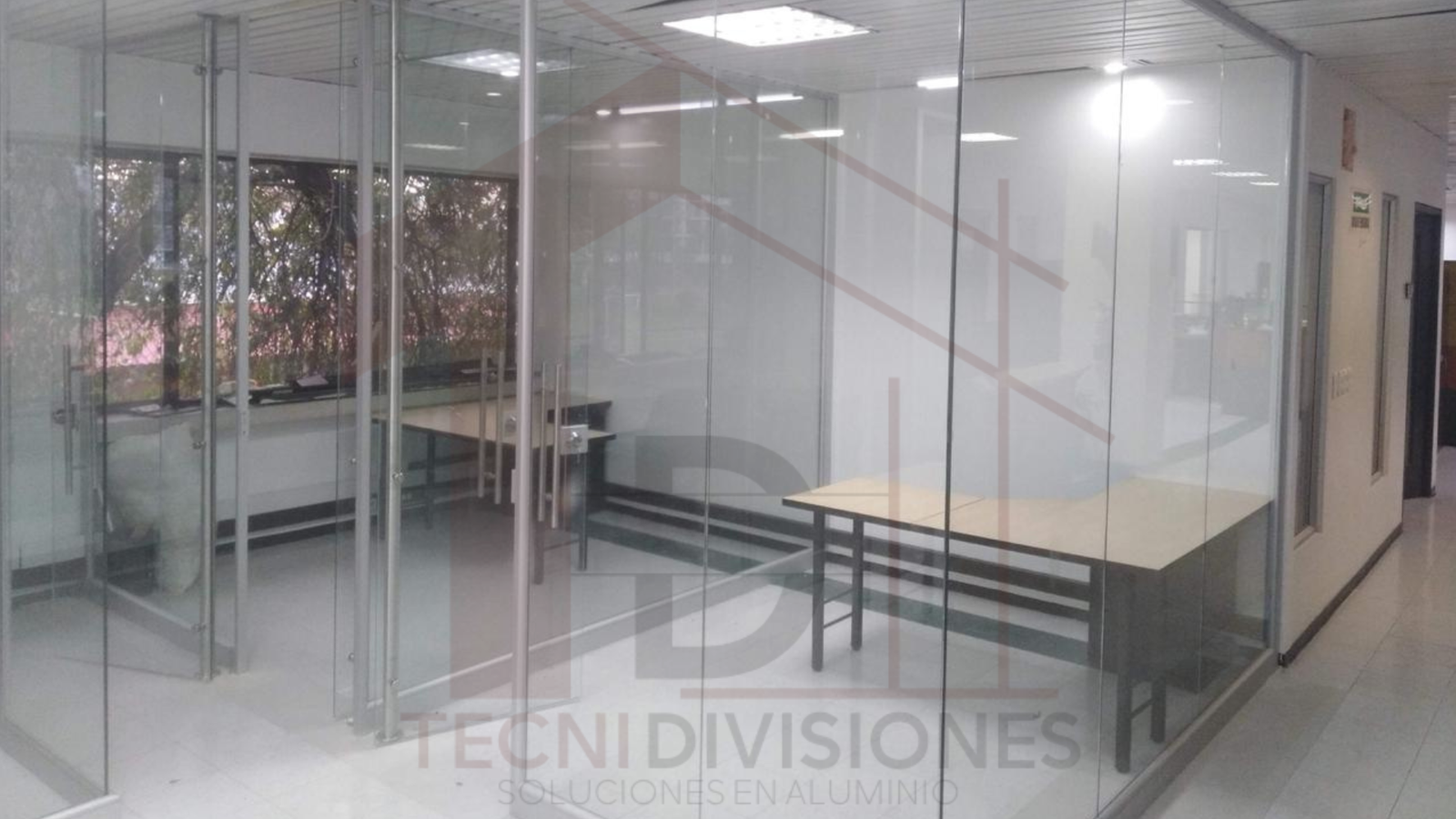 división de oficina en vidrio templado y aluminio para crear espacios de trabajo modernos