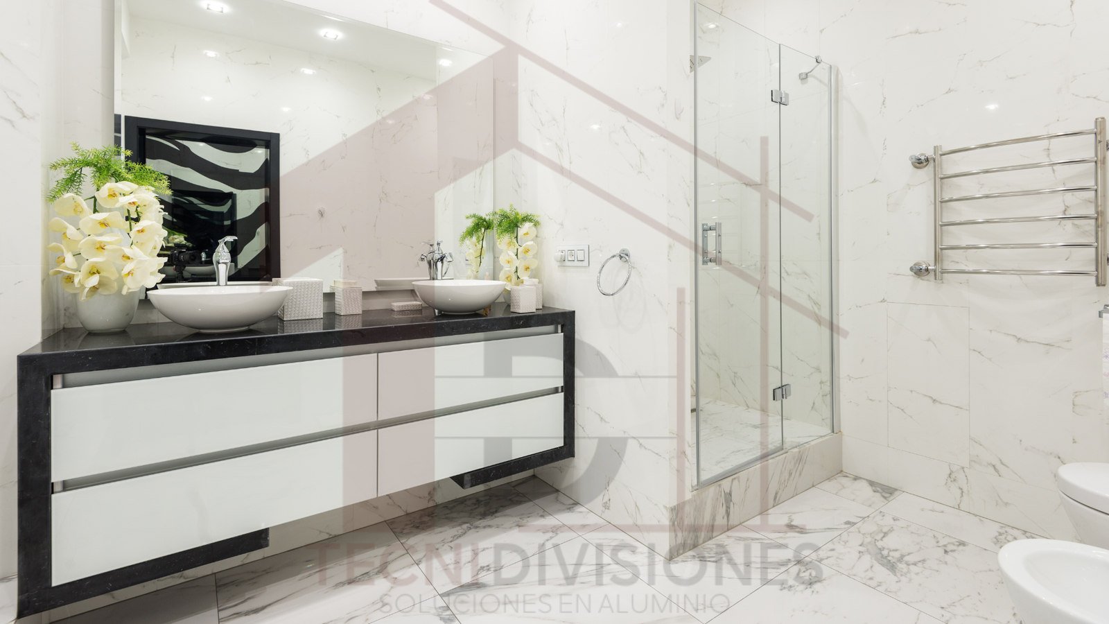 División de baño en vidrio templado para ducha con herrajes de acero inoxidable en Bogotá.