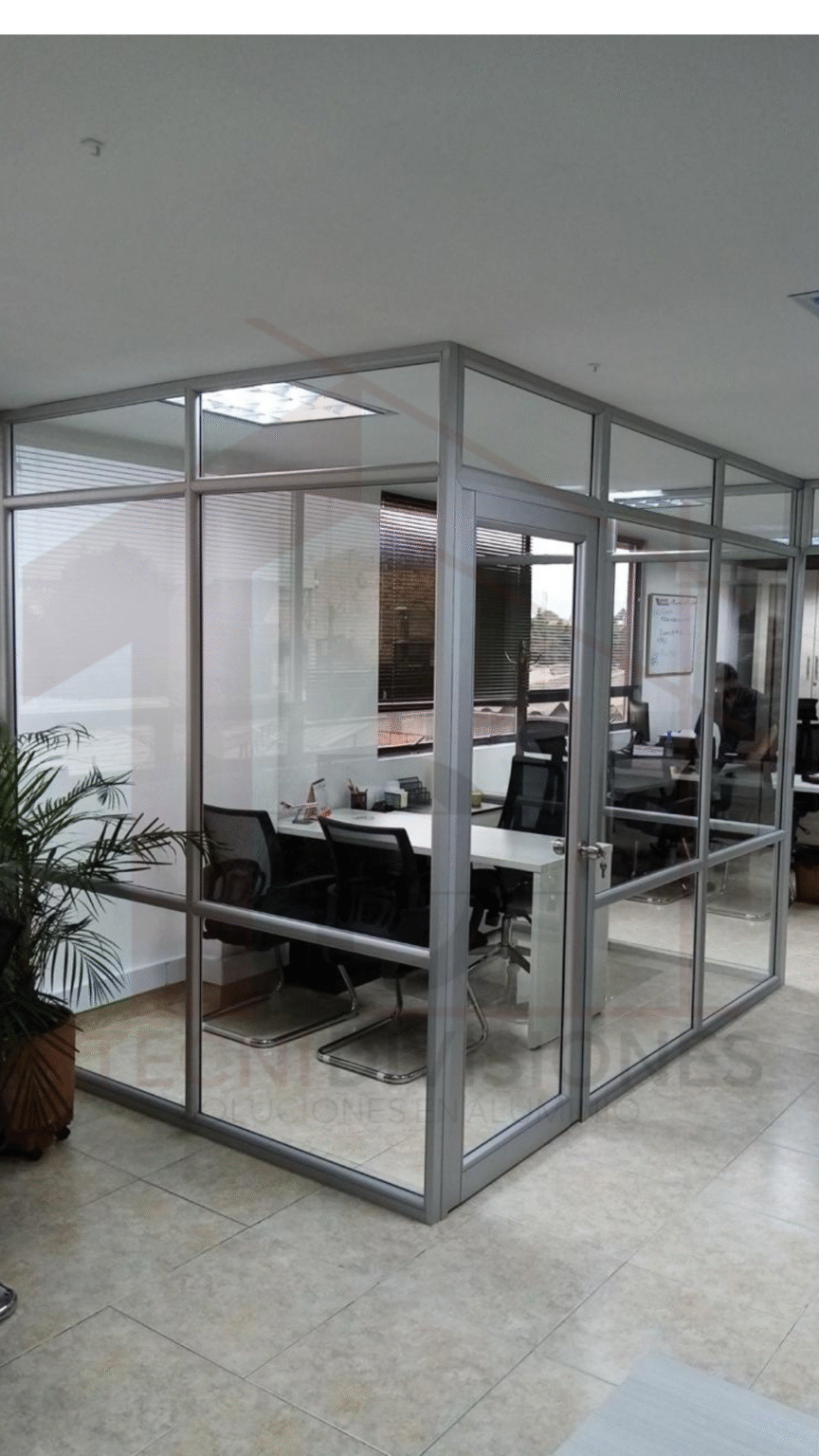 División de oficina en aluminio con vidrio tipo cubículo cerrado instalada en Bogotá.