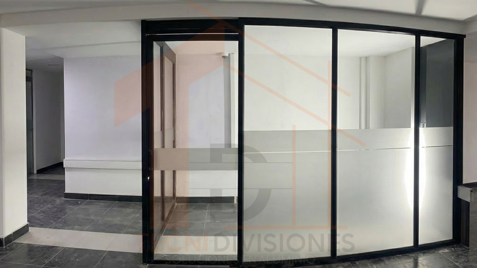 División de aluminio blanco y vidrio esmerilado adaptada a espacio con techo en ángulo