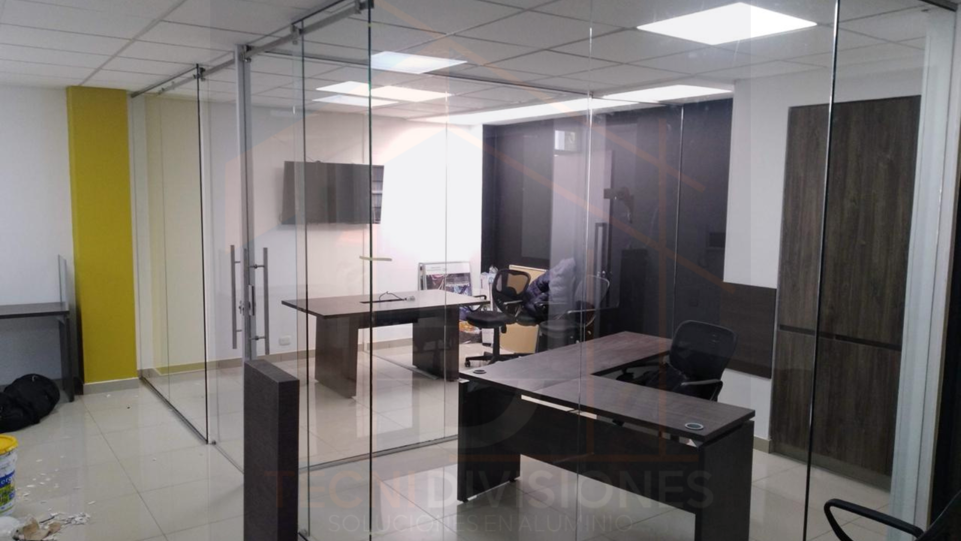 División de aluminio blanco y vidrio esmerilado adaptada a espacio con techo en ángulo (10)