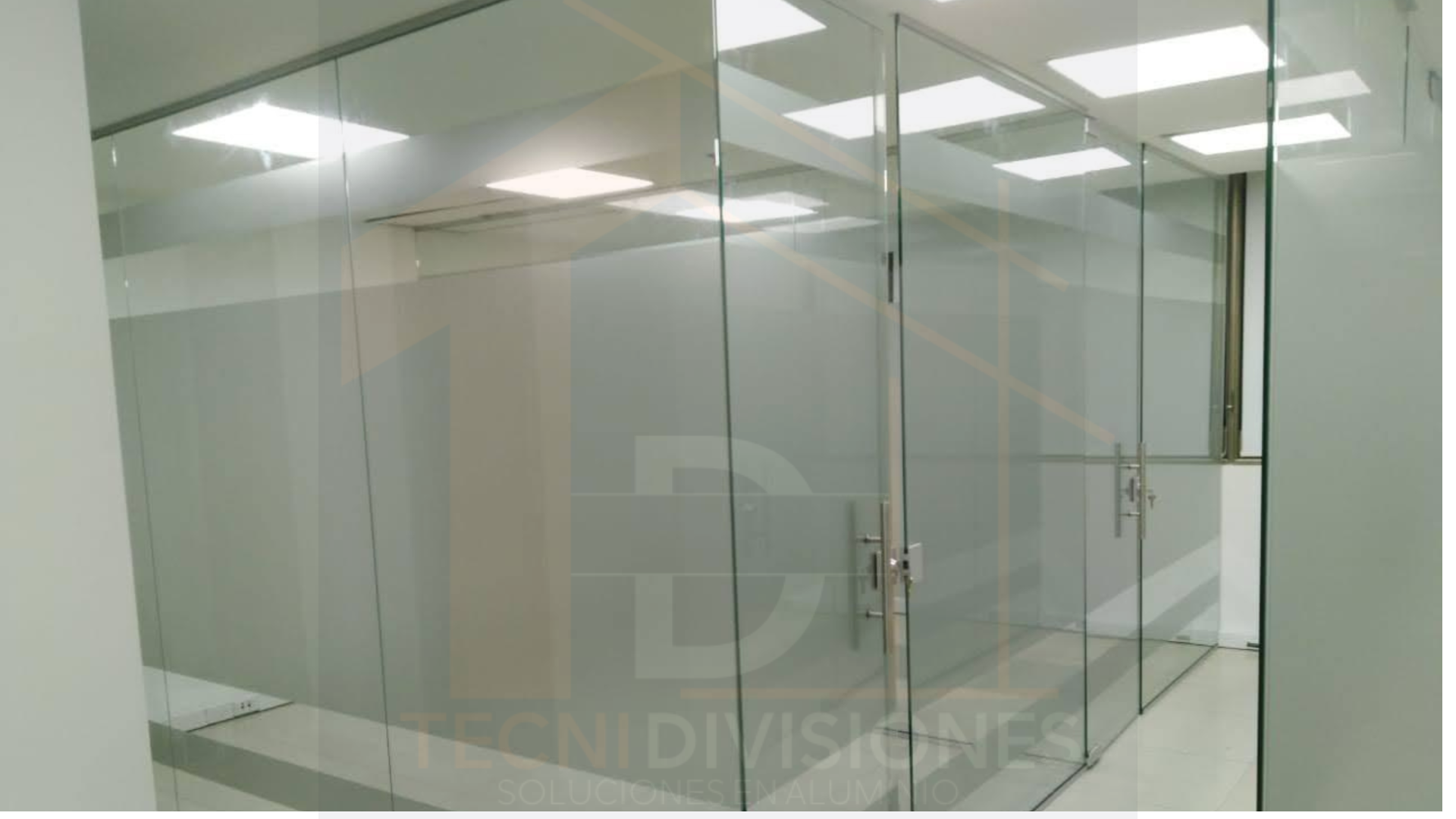 División de aluminio blanco y vidrio esmerilado adaptada a espacio con techo en ángulo (11)