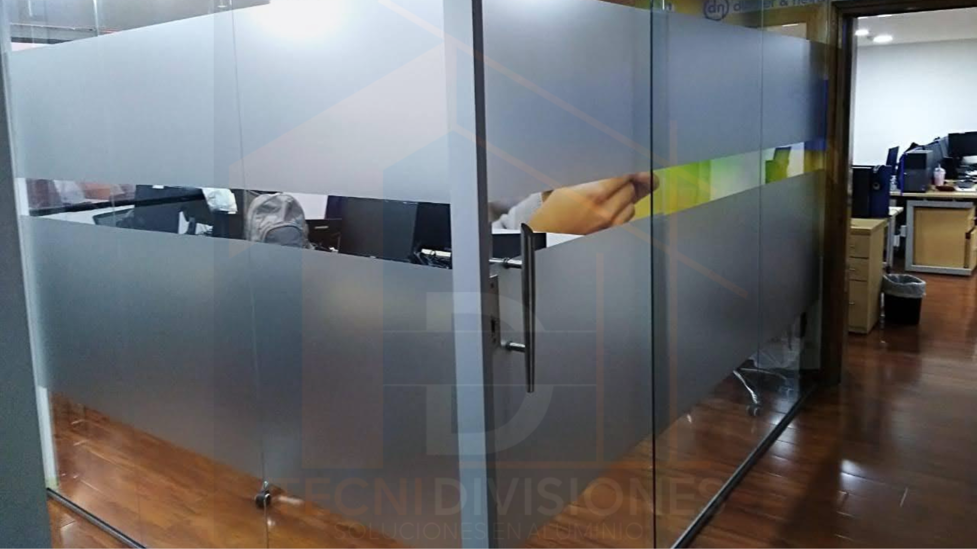 División de aluminio blanco y vidrio esmerilado adaptada a espacio con techo en ángulo (12)