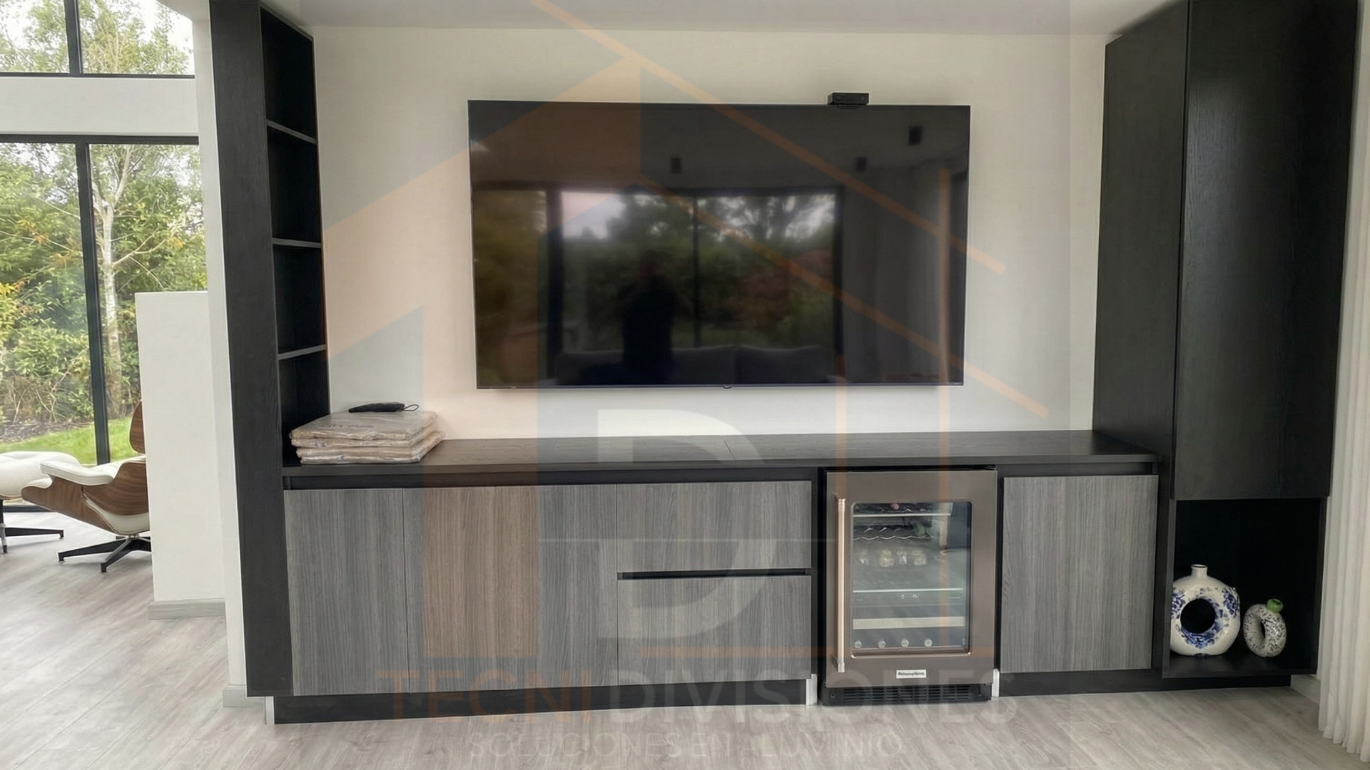 Mueble de televisión a medida en madera gris y negro con minibar integrado, librero y gabinetes para sala residencial en Colombia