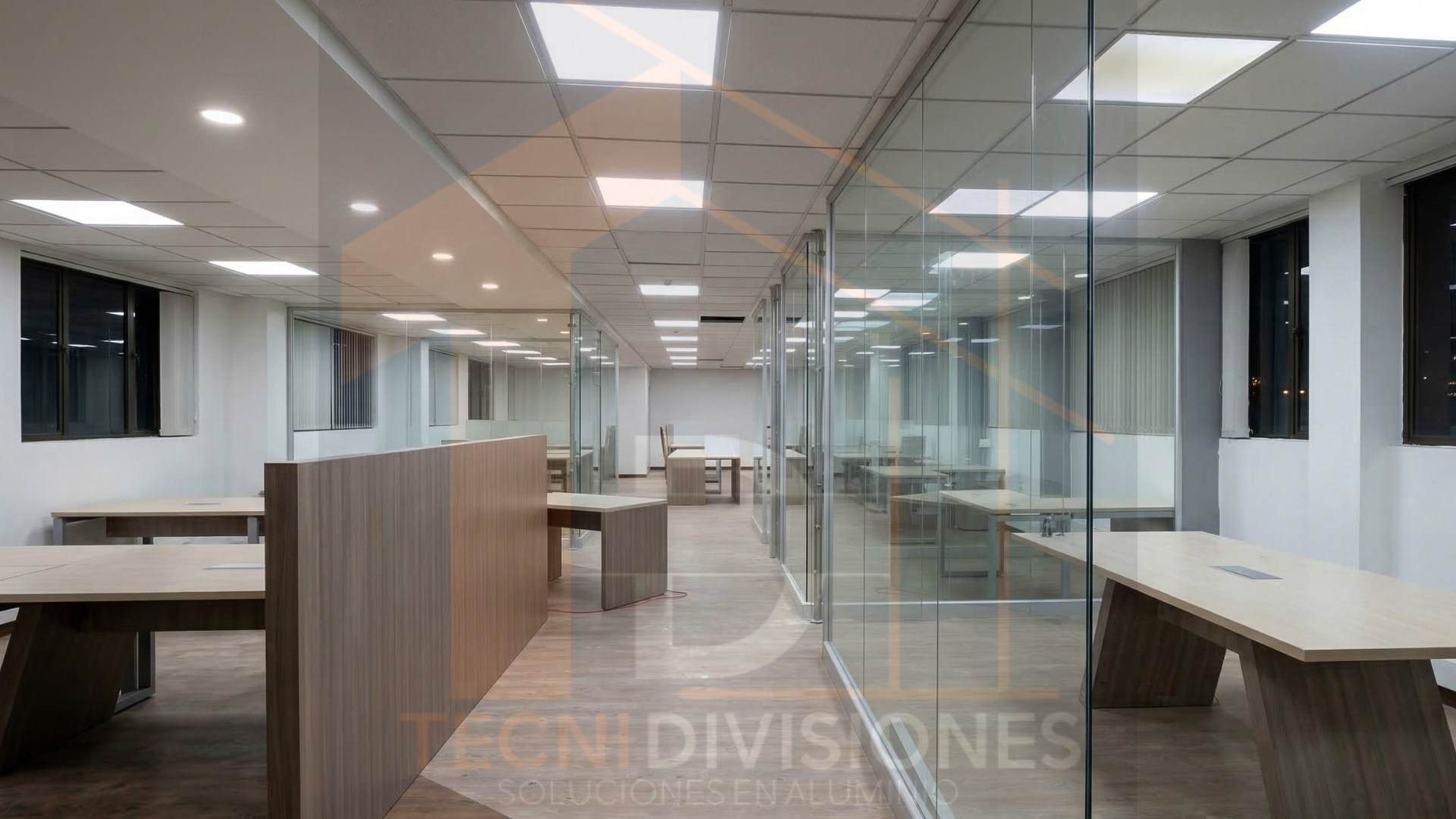 Oficina corporativa con divisiones en vidrio templado transparente de piso a techo en Colombia