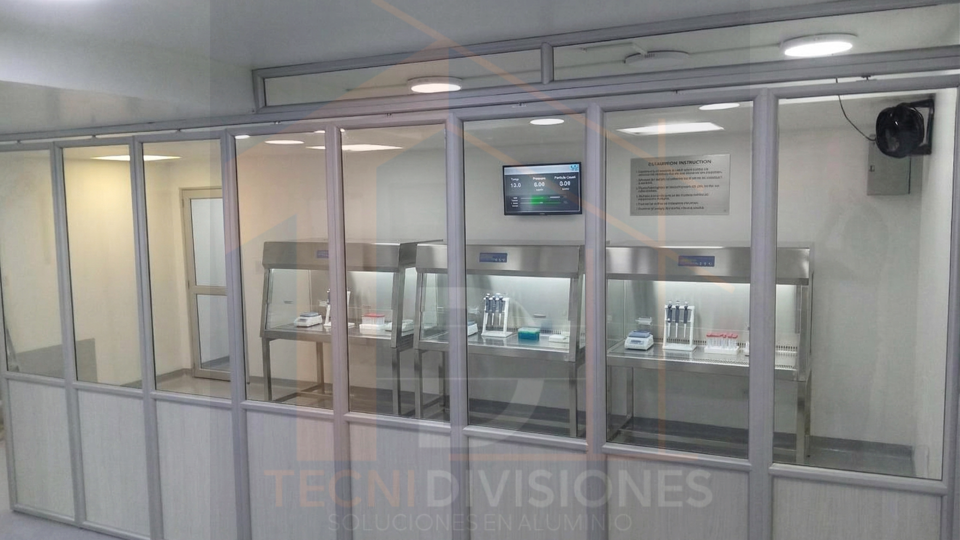 División en aluminio y vidrio para laboratorio clínico con cabinas de flujo laminar y cuarto limpio en Colombia