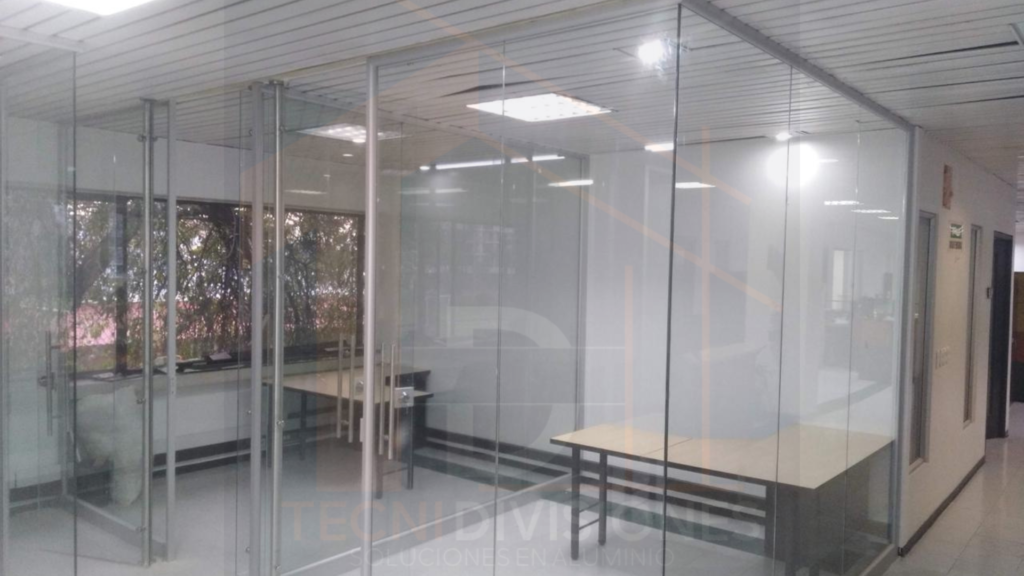 Cubículos en vidrio templado transparente de piso a techo con estructura en aluminio para oficina