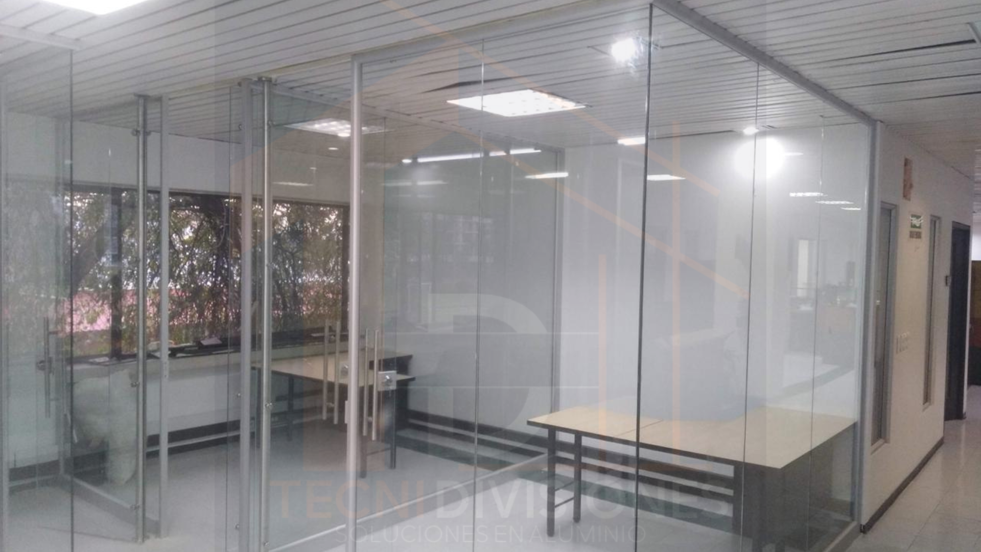 Cubículos en vidrio templado transparente de piso a techo con estructura en aluminio para oficina
