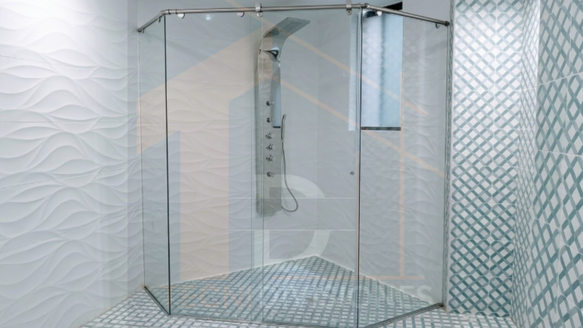 Ducha en vidrio templado transparente con puerta corredera sobre riel y herrajes en acero inoxidable en baño residencial