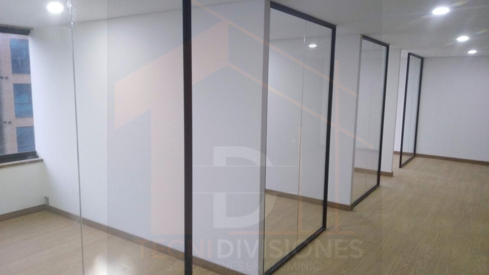 División de aluminio blanco y vidrio esmerilado adaptada a espacio con techo en ángulo (8)