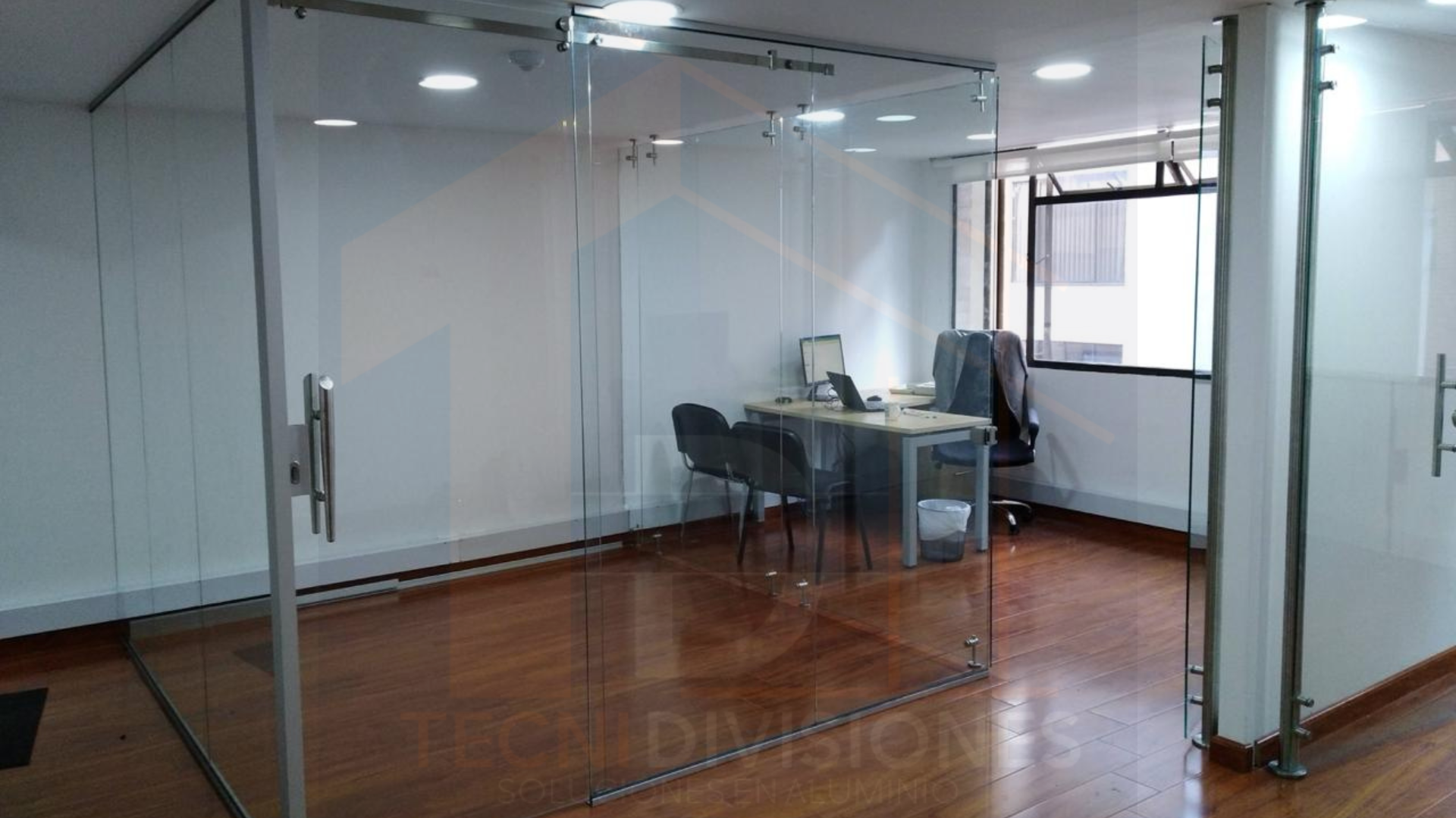 División de aluminio blanco y vidrio esmerilado adaptada a espacio con techo en ángulo (9)