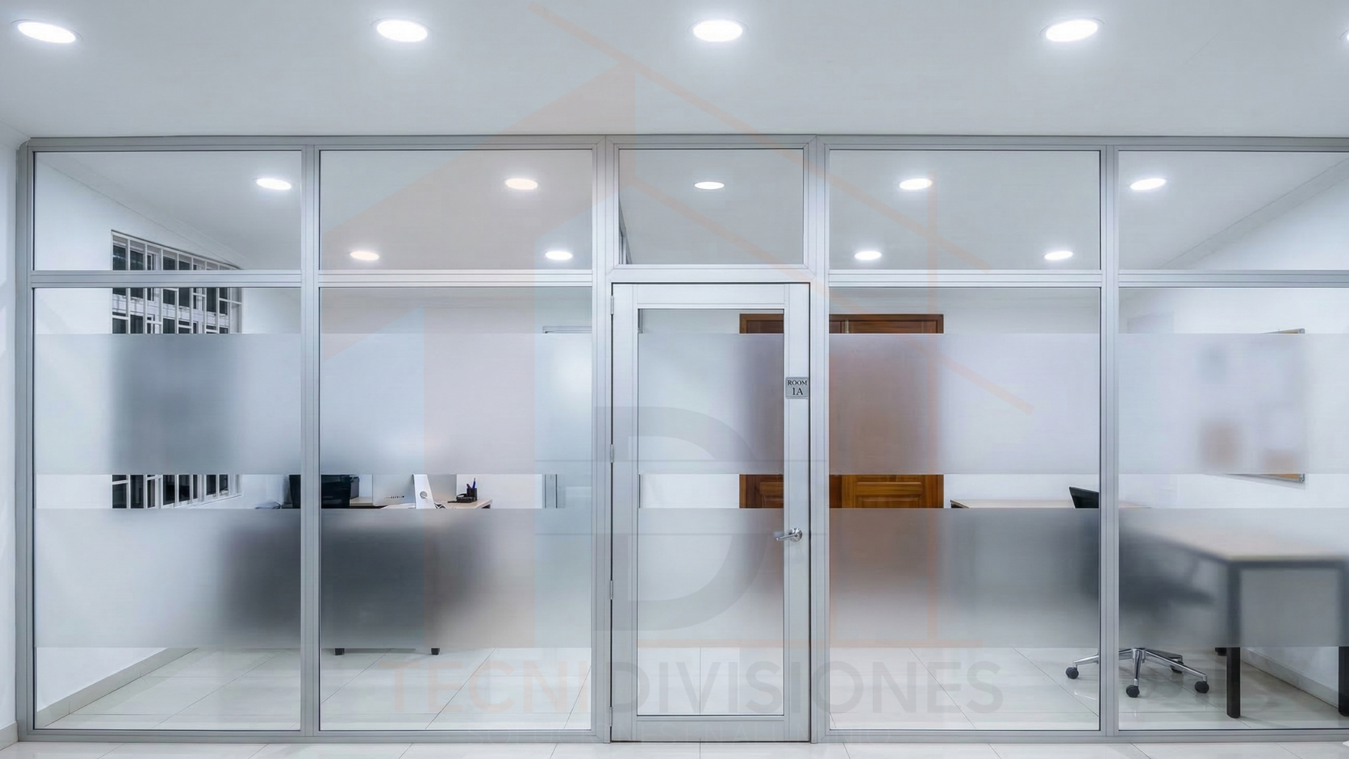 División en aluminio y vidrio esmerilado para oficina con puerta abatible en Colombia